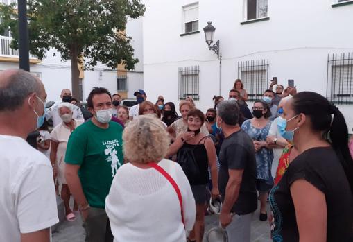 Kichi bajó a atender a los vecinos durante la manifestación.