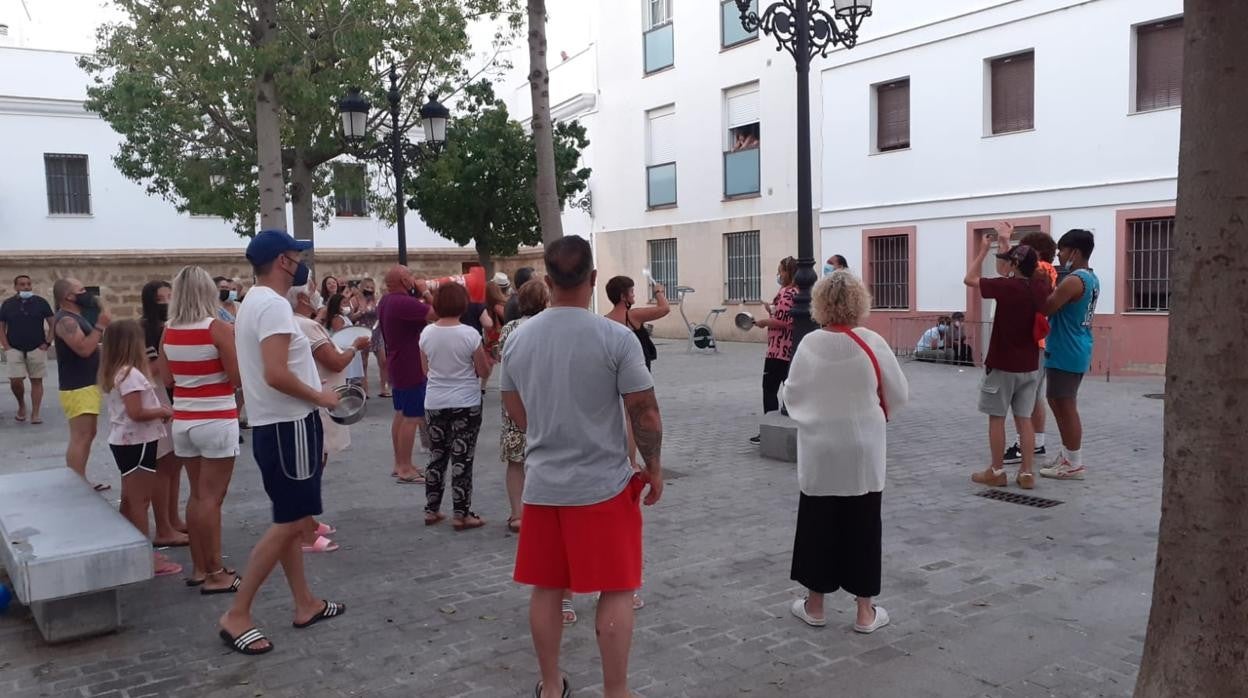 Cacerolada de los vecinos de La Viña en la plaza José Macías Rete.