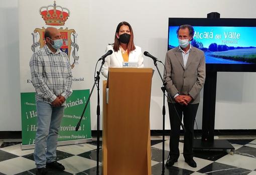 María Jesús Herencia con Román y el alcalde de Alcalá del Valle presentando acciones en la Sierra