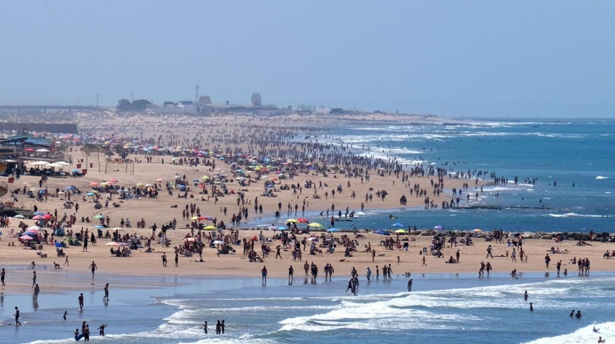 Un primer fin de semana de julio con viento de Poniente en la costa y 34 grados en el interior