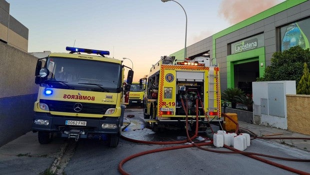 Incendio en una nave en Chiclana con material inflamable y gran cantidad de aceite