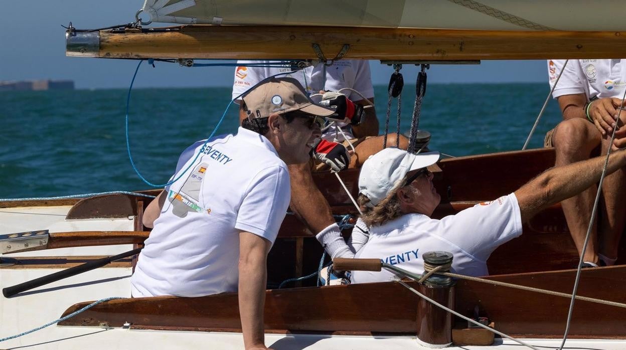 Junama Moreno visitó este sábado en Puerto Sherry al equipo de regatas andaluz que competirá en la Copa del Rey y la Copa de España