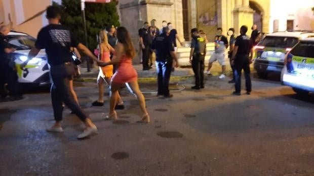 El «vergonzoso» vídeo de decenas de jóvenes de fiesta por Conil alardeando de incumplir las medidas antiCovid