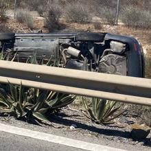 Vuelca un coche tras salirse de la autovía en la zona del nudo de Tres Caminos, en Chiclana