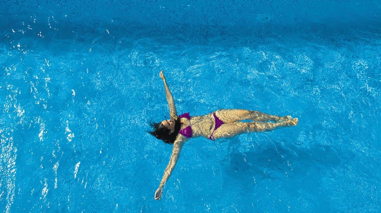 Una turista en una piscina en Cádiz.