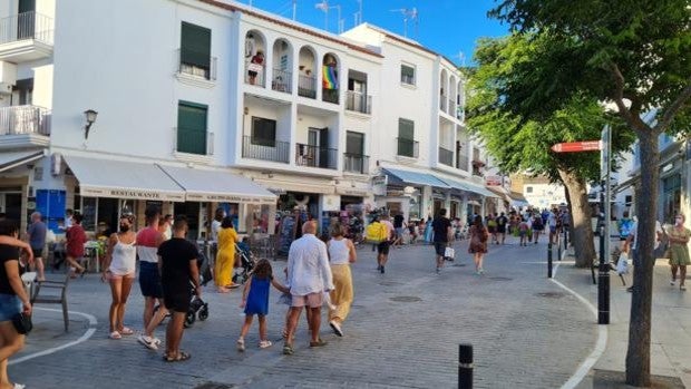 Conil impone el uso de la mascarilla en su casco histórico y pide el toque de queda para evitar el cierre en verano