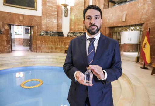 Héctor Salvador con el agua de la fosa de las Marianas.