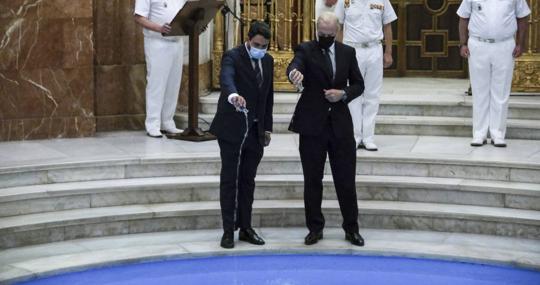 Momento en el que Héctor y Víctor vierten el agua de la fosa de las Marianas en la piscina del cenotafio del Panteón de Marinos Ilustres de San Fernando.