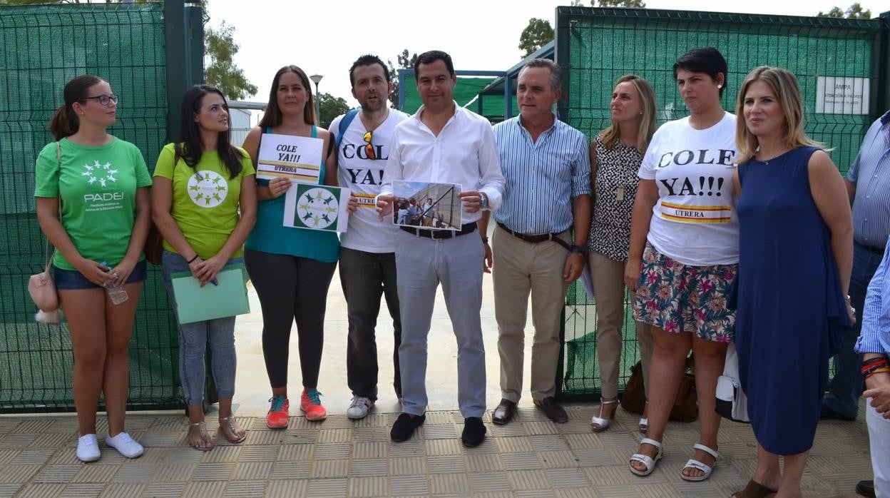 Juanma Moreno apoyando las reivindicaciones de los padres utreranos en el año 2016