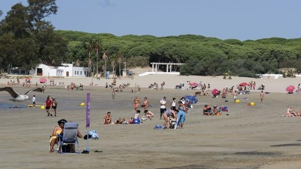 Dos bañistas rescatan a un octogenario que se estaba ahogando en la playa de La Puntilla