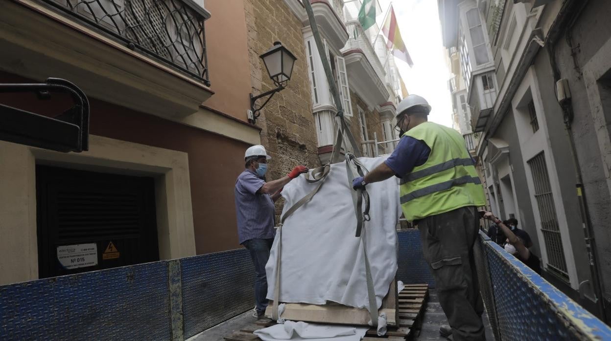 Día de la retirada de la placa de Pemán de la calle Isabel la Católica