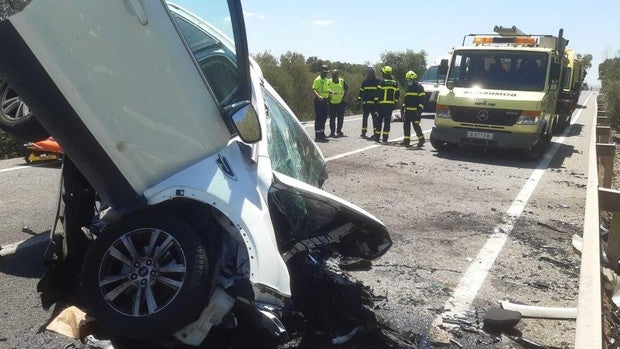 Violento accidente mortal tras el choque frontal entre dos turismos en Villamartín, Cádiz