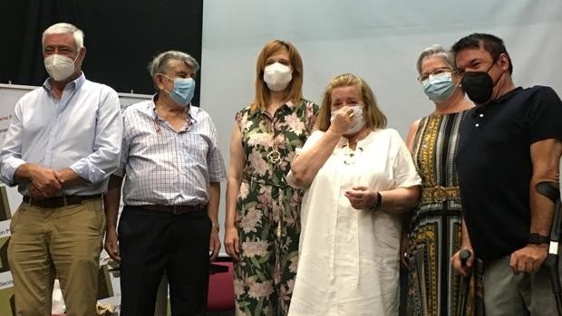 Pepe Luna y Maru Cardenete, homenaje en Cádiz a los padres de corazón de 23 niños