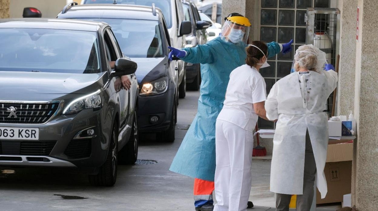 Sanitarios realizan test de diagnóstico de coronavirus.