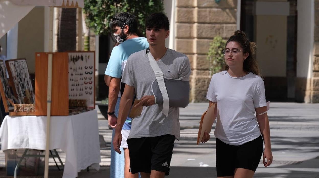 Dos jóvenes paseando por Cádiz.