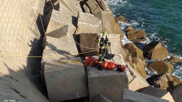 Un joven estudiante extranjero se queda atrapado en los bloques del Campo del Sur