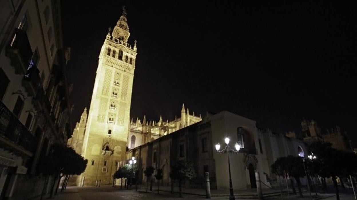 Sevilla, con la Giralda de fondo, sin personas en la calle por el toque de queda