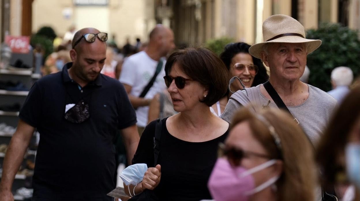 Gente paseando por Cádiz capital.