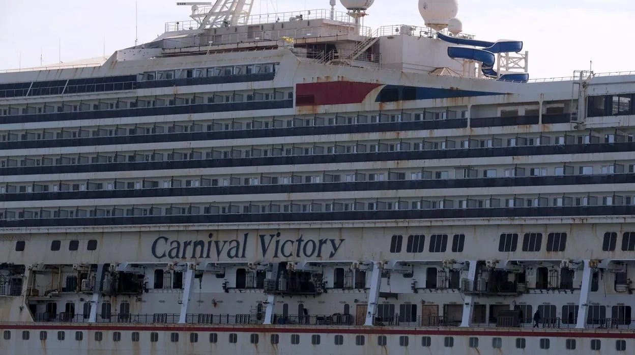 El crucero 'Victory' se encuentra amarrado en el muelle del astillero de Cádiz