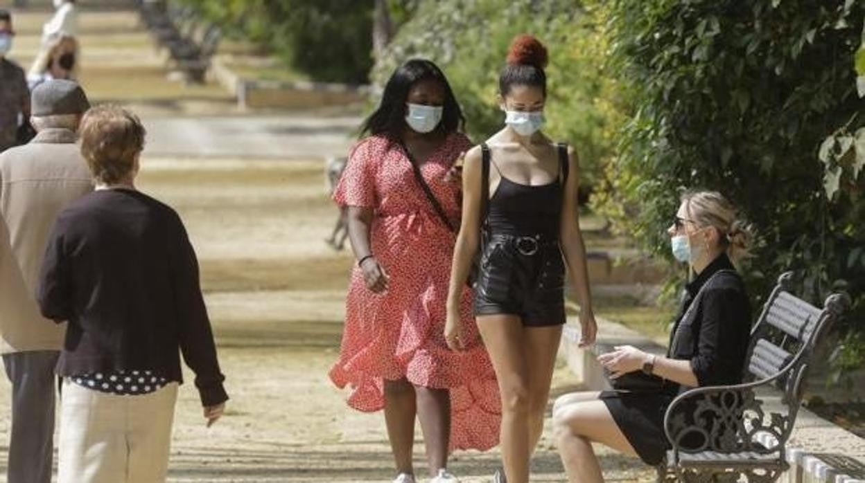 Varias personas pasean por los Jardines de Murillo en Sevilla