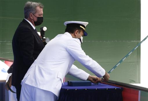 El Comandante de la Marina Real Saudí cortando la cinta en presencia del director del astillero Bahía de Cádiz de Navantia..
