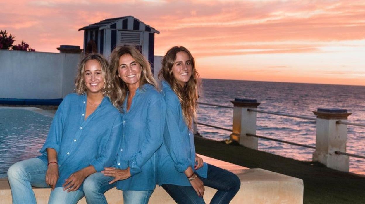 Teresa junto a sus hijas Inés e Ymelda.