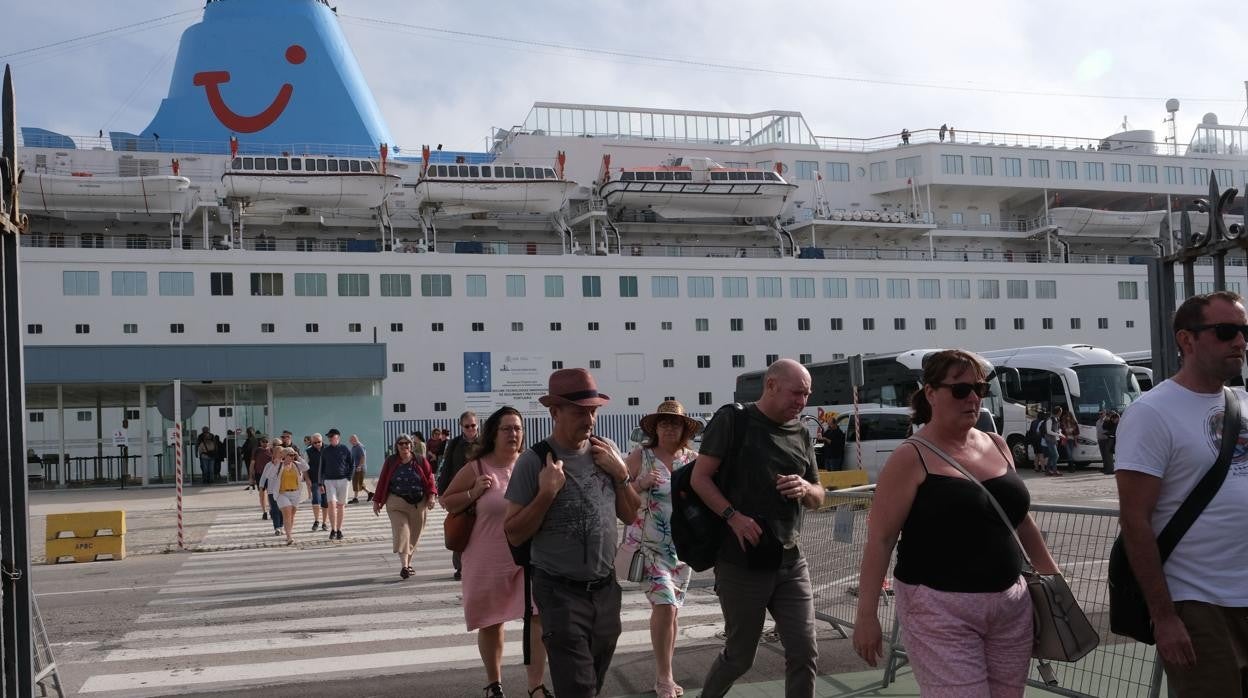 Imagen de 2019 de cruceristas desembarcando en el puerto de Cádiz