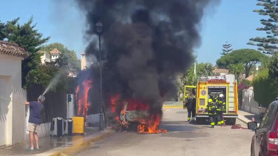 Vídeo: Sale un coche ardiendo en El Águila en El Puerto