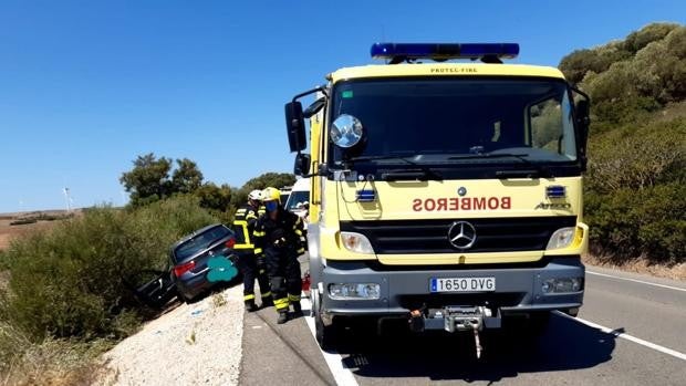 Evacuado al hospital un hombre que quedó atrapado en su coche tras chocar con un camión en Medina