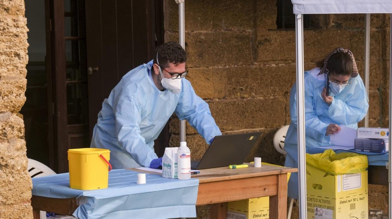 Un sanitario organiza los turnos de vacunación en Cádiz.