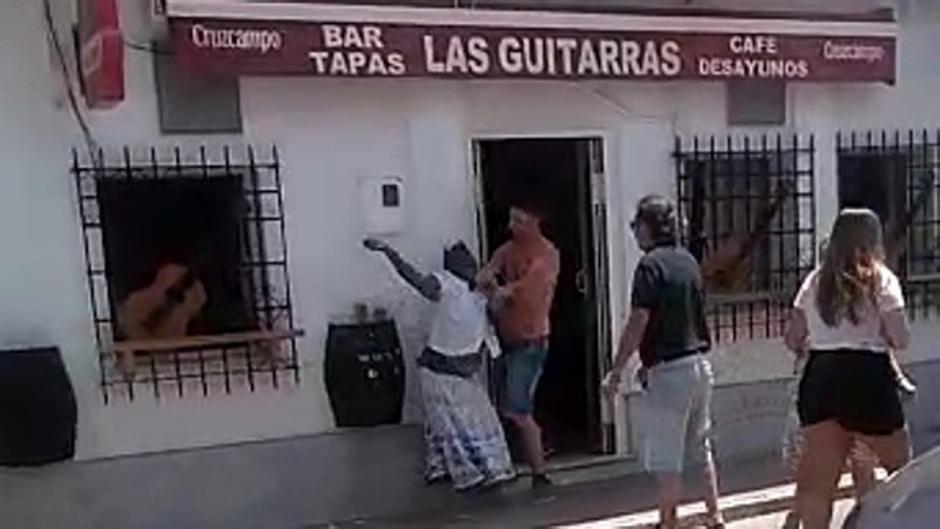 Un nuevo vídeo muestra la reyerta provocada por una mujer en Chiclana antes de su detención por la Guardia Civil