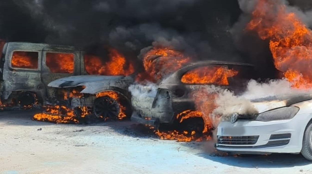 Imagen del fuego devorando los vehículos