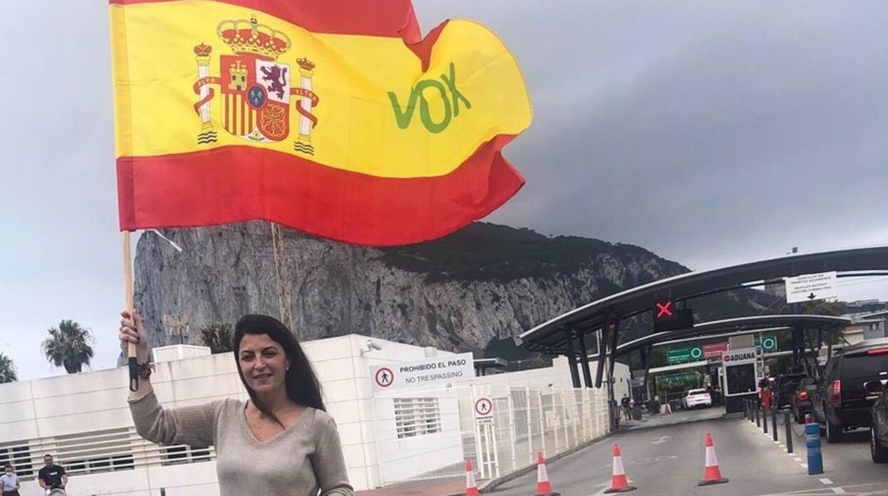 La secretaria general del grupo Vox en el Congreso de los Diputados, Macarena Olona, a las puertas de la verja de Gibraltar.