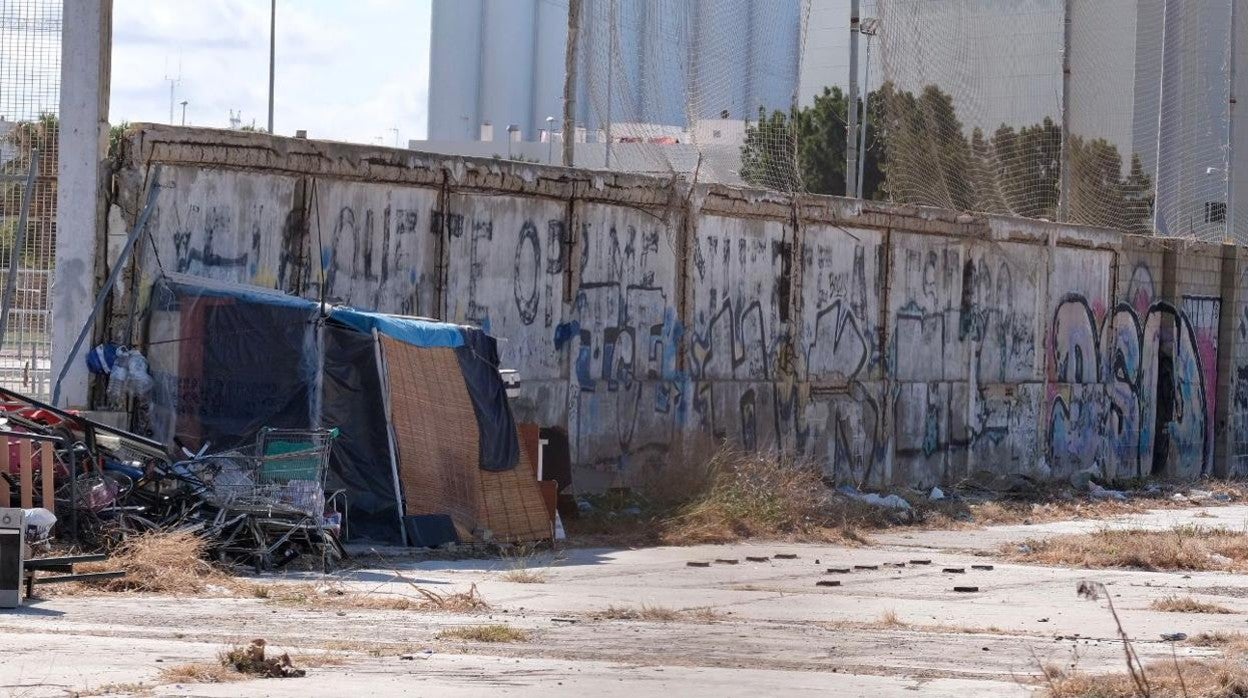 Varias personas sin hogar duermen en el solar de la antigua CASA.