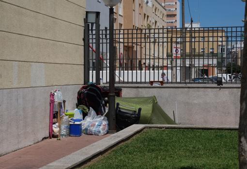 Tienda de campaña de una persona sin hogar en la plaza de Carlos Díaz.