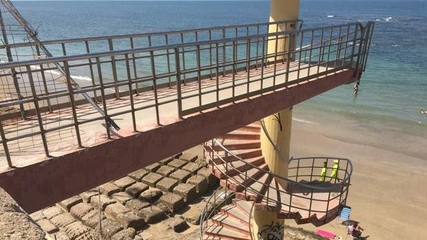 Refuerzan el cierre de la playa de Santa María del Mar a través de la escalera de caracol