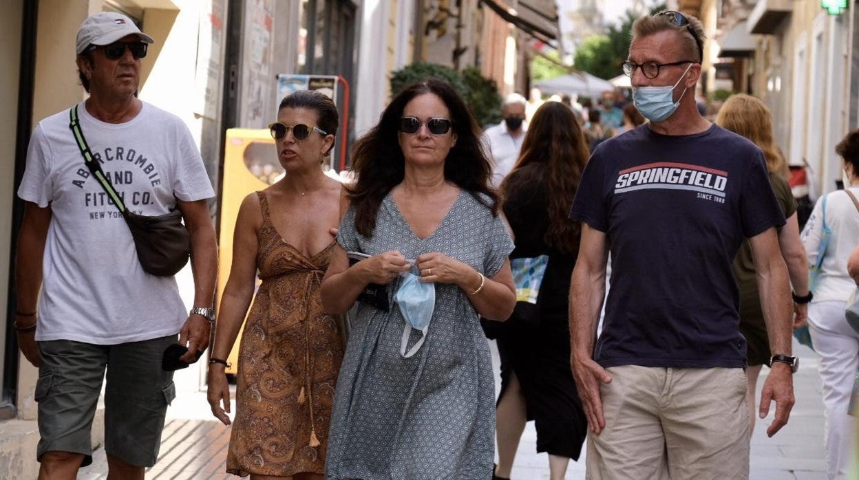 Gente paseando por Cádiz.