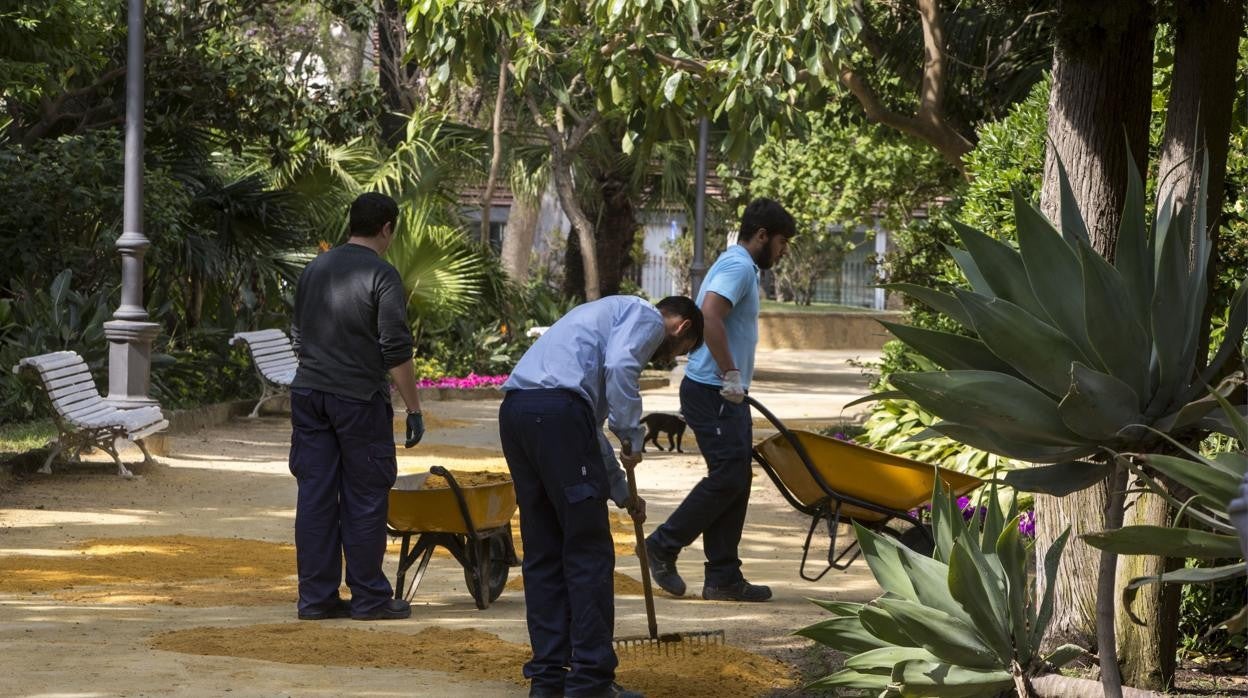 Operarios en el Parque Genovés, en una imagen de archivo