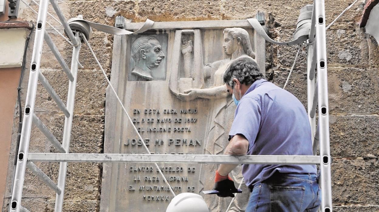 A mediados de junio fue cuando se retiró la placa de Pemán de la calle Isabel la Católica