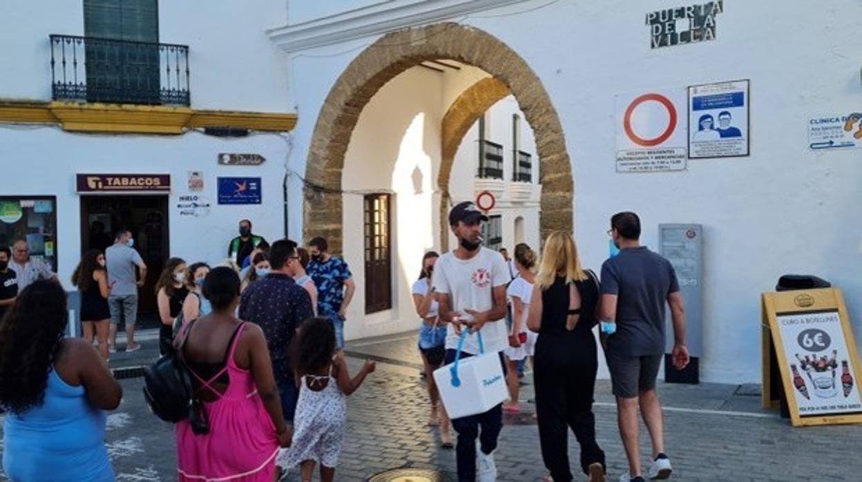 «Un toque de queda no afecta al turismo veraniego de Conil»