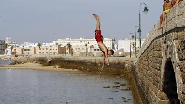 Saltar desde el Puente Canal de Cádiz, una tradición que puede costar la vida