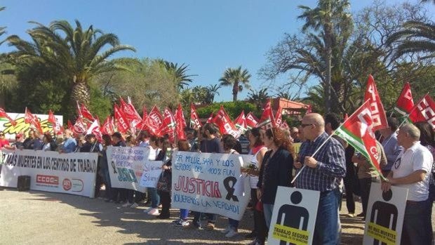 Afectados del incendio en el hotel de Tarifa destacan en el cuarto aniversario que «había sobrecargas en verano»