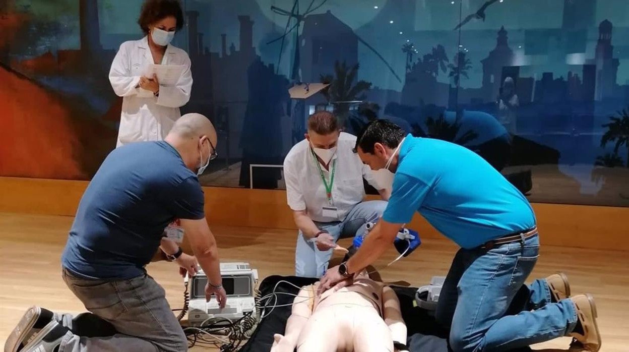 Más de 100 profesionales de los hospitales Puerta del Mar y San Carlos se forman en reanimación cardiopulmonar