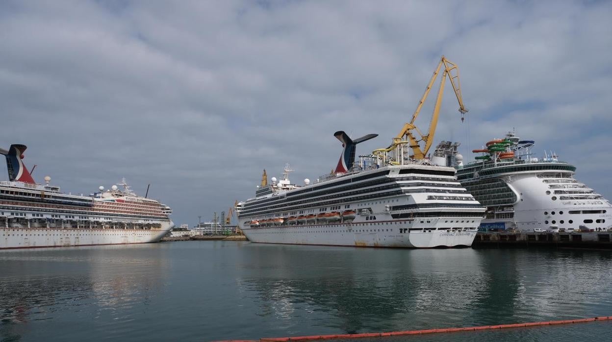 Hasta cuatro cruceros coinciden esta semana en el astillero de Cádiz