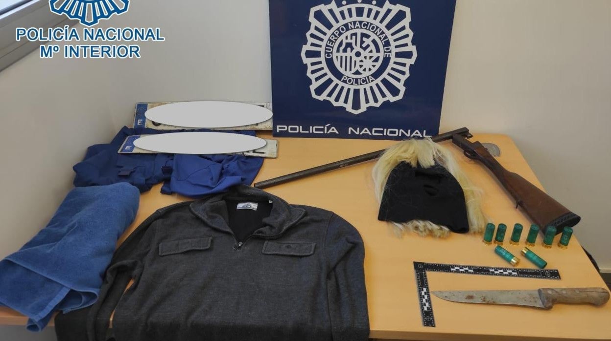 La escopeta y el cuchillo, asi como ropa, intervenidos a los dos detenidos por la Policía Nacional