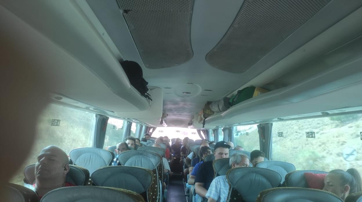 Los temporeros gaditanos, este domingo en el autobús que los lleva a Francia