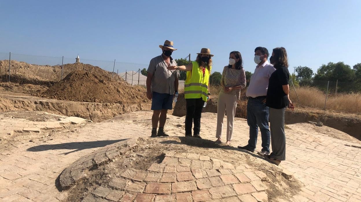 La delegada Susana Cayuelas visitando la zona arqueológica de Las Aceñas