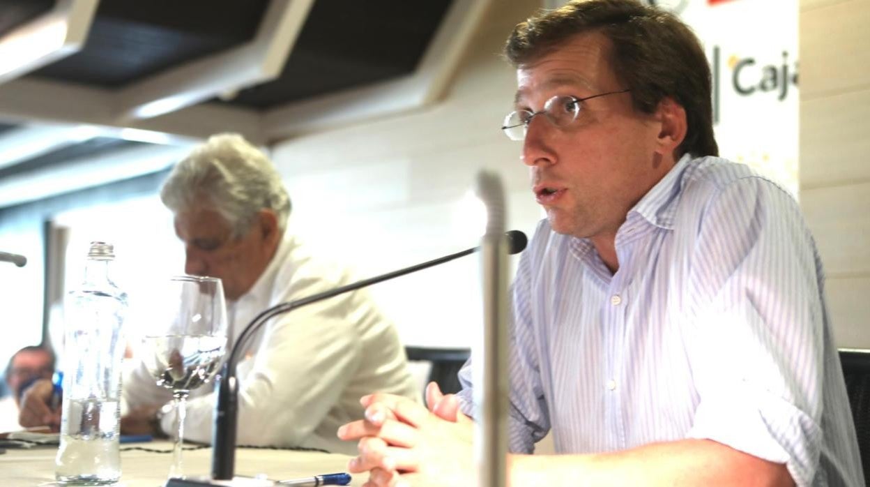 José Luis Martínez-Almeida en un momento de su ponencia