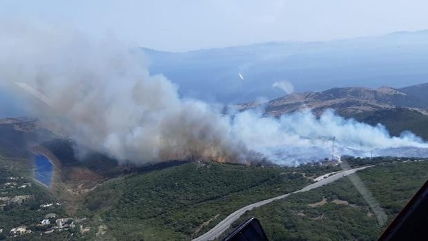 Tarifa, en alerta, pero con el incendio ya estabilizado