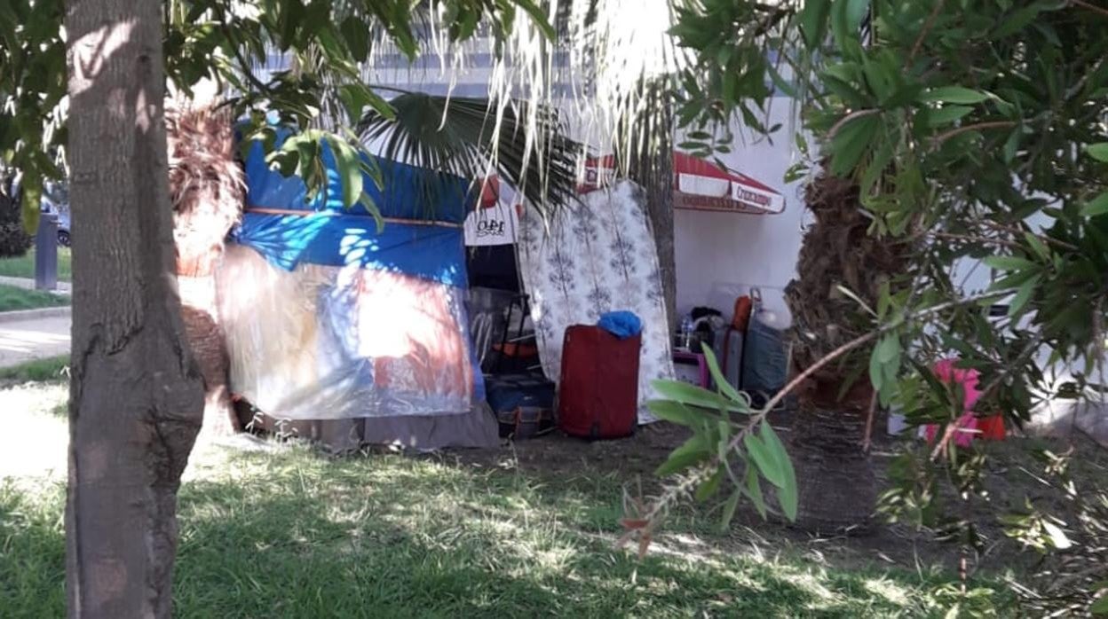 Uno de los asentamientos de personas sin hogar situado en el parque de Santa Ana.